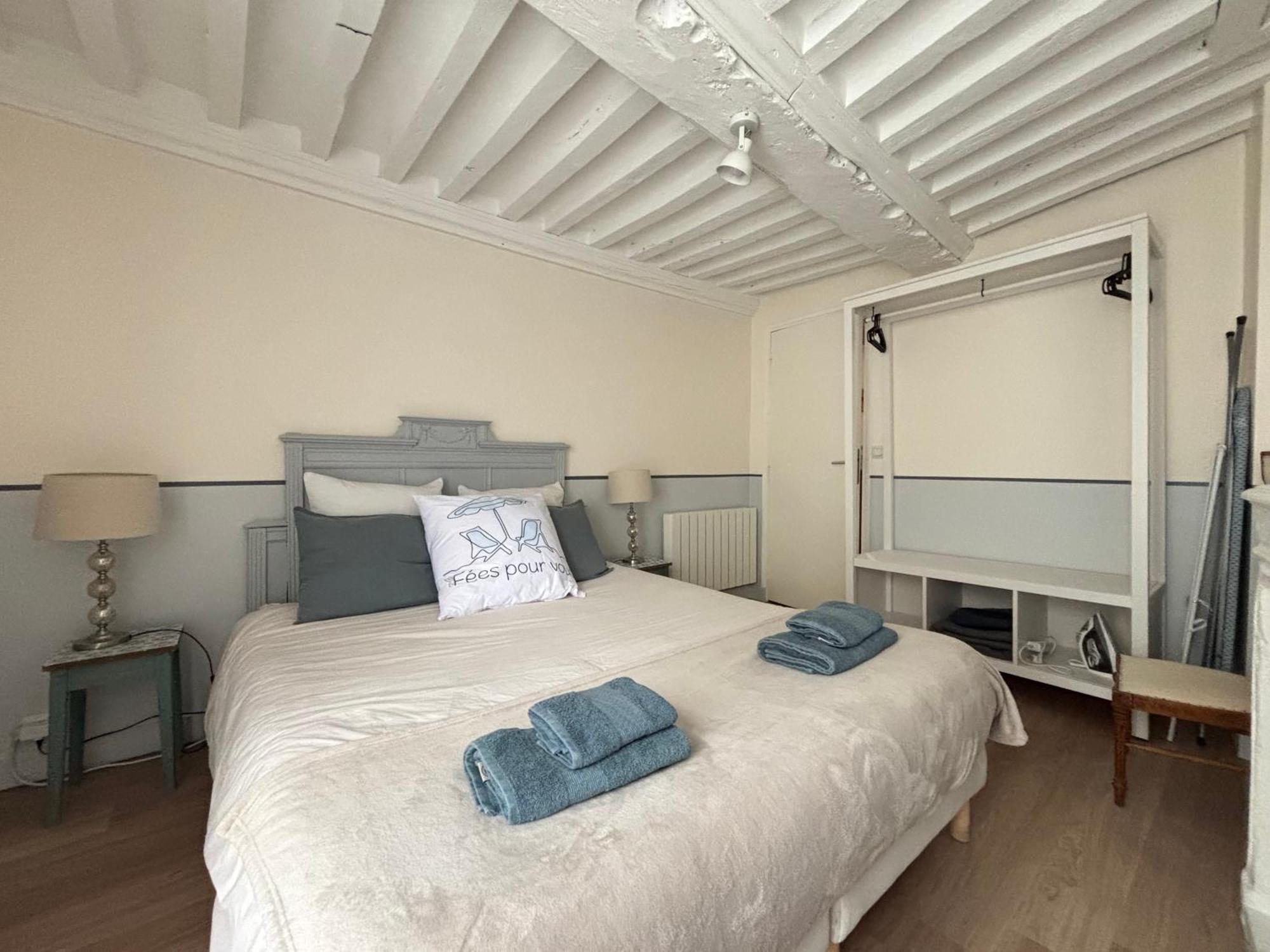 Les Remparts Apt Spacieux 1 Er Etage Renove Joliment Decore Bien Equipe Plein Centre Bayeux Proche Plages Du Debarquement Parking Gratuit A Proximite Zewnętrze zdjęcie